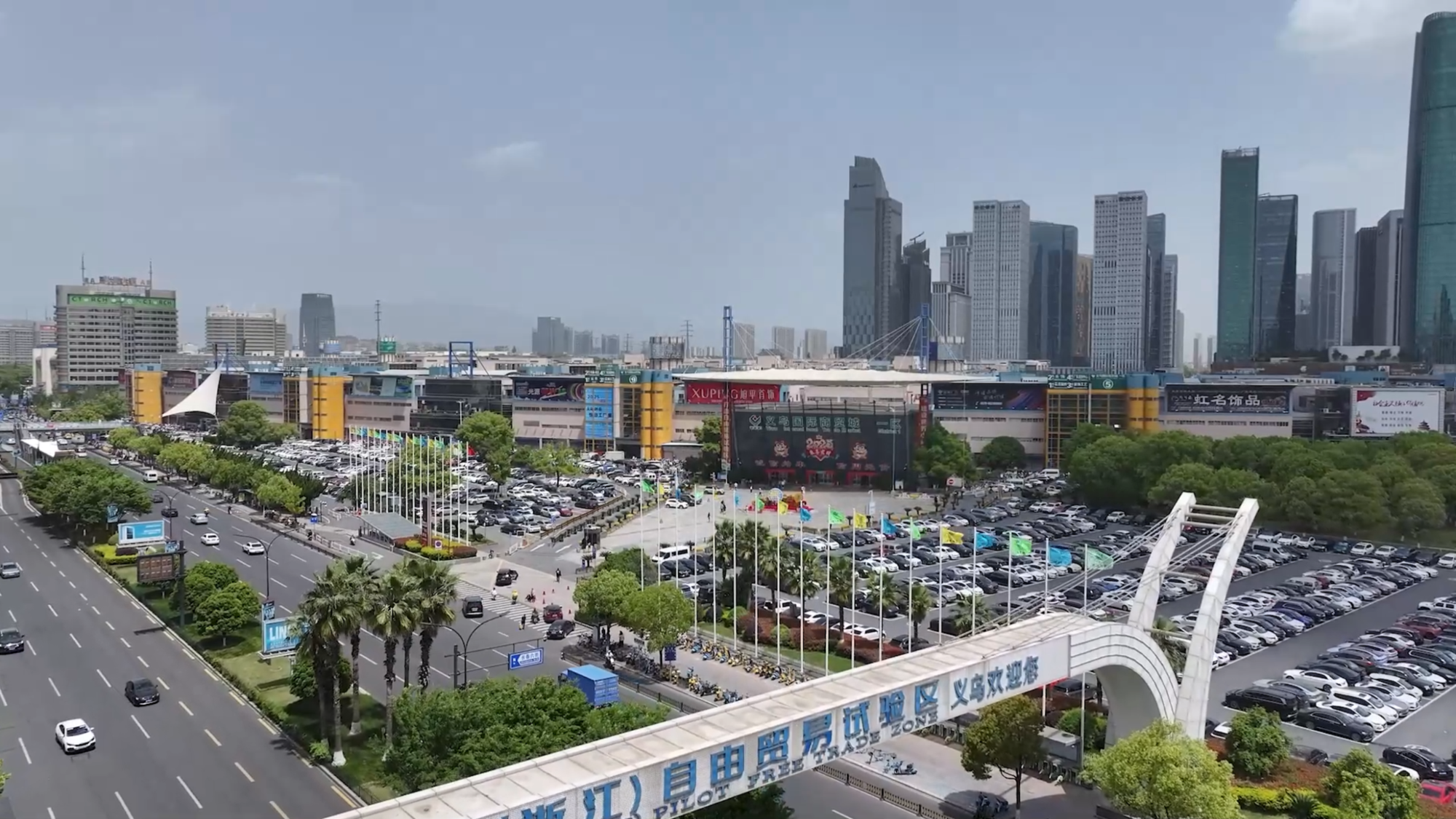朴灿烈模仿向佐摸鼻梁动作