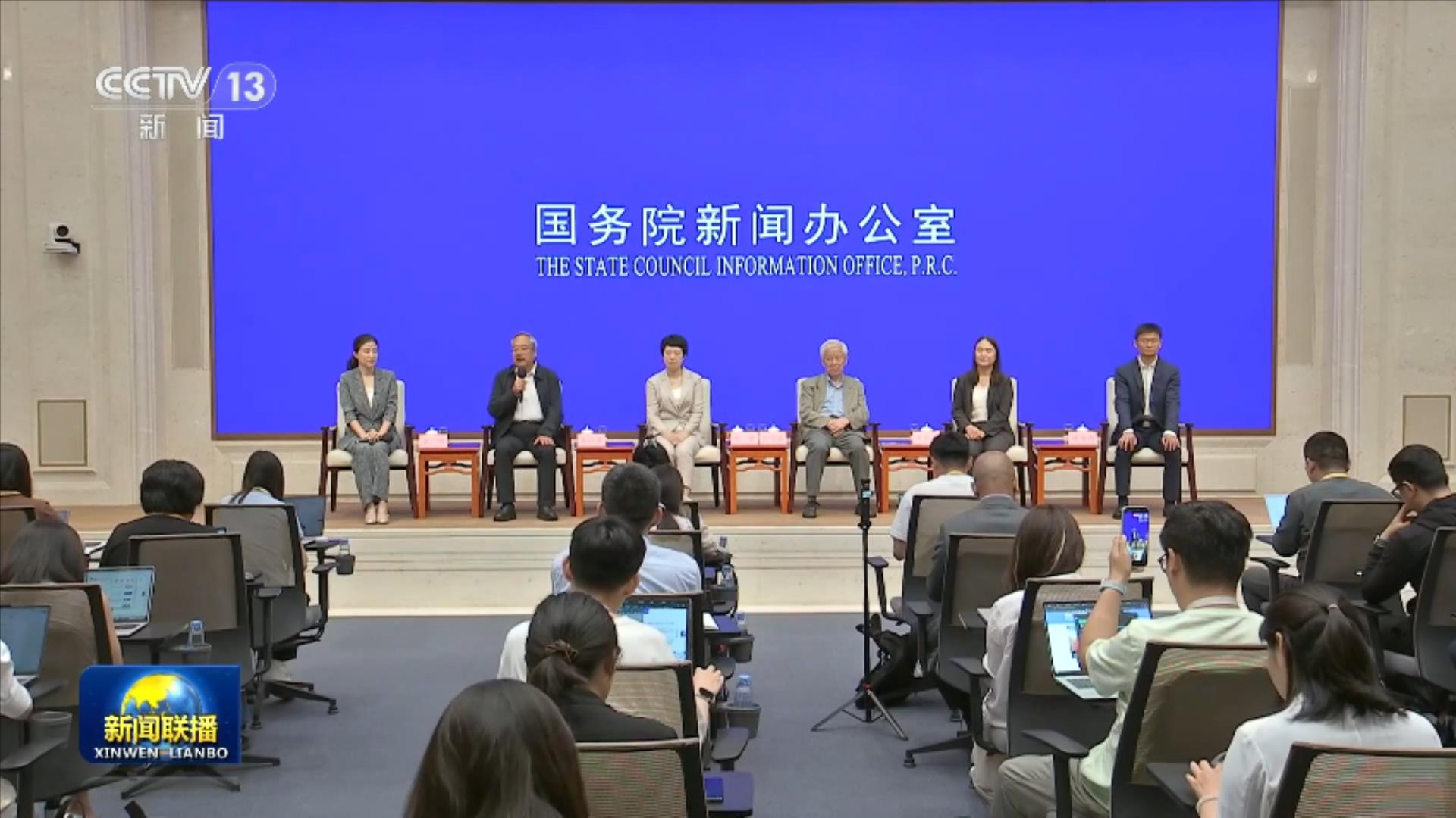 赵露思自己化妆