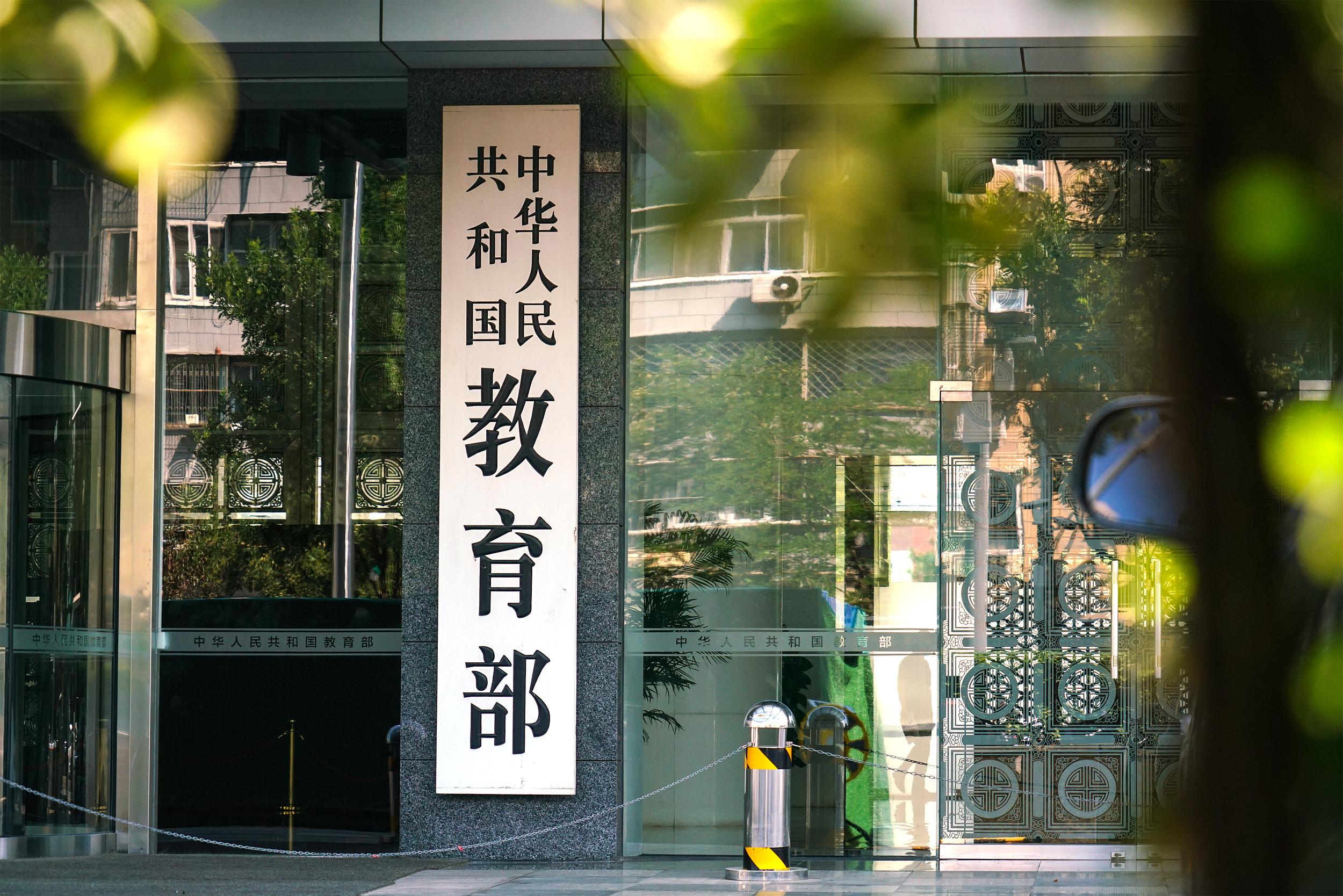 李强出席2026年夏季达沃斯论坛工商界代表座谈会